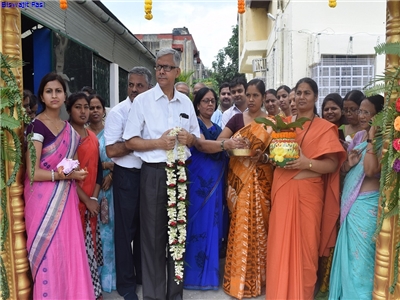 CHINMAYA FAMILY WAITING FOR ARRIVAL OF SWAMI TEJOMAYANANDA JI.jpg